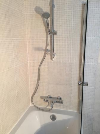 remplacement de douche par une baignoire dans une salle de bain près de salon de provence
