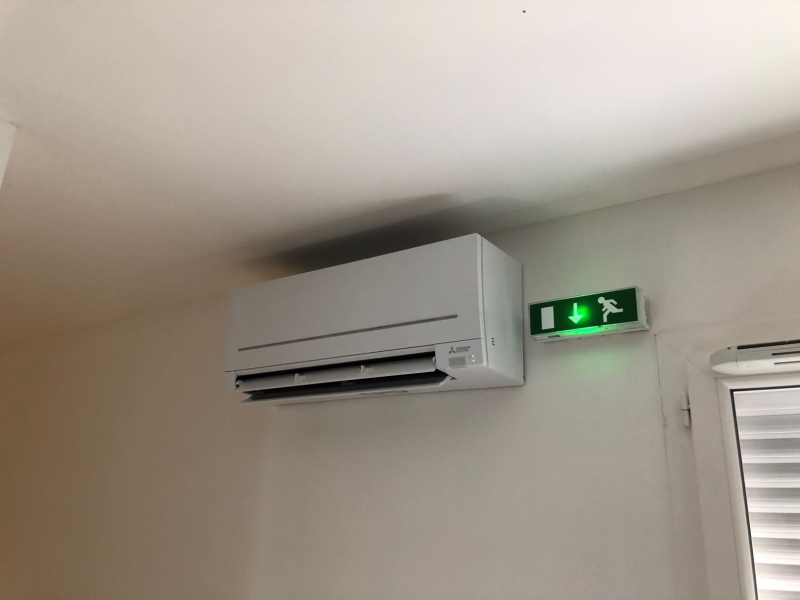 Installation climatisation reversible Mitsubishi Elctric AP Compact à Eyguières 13430