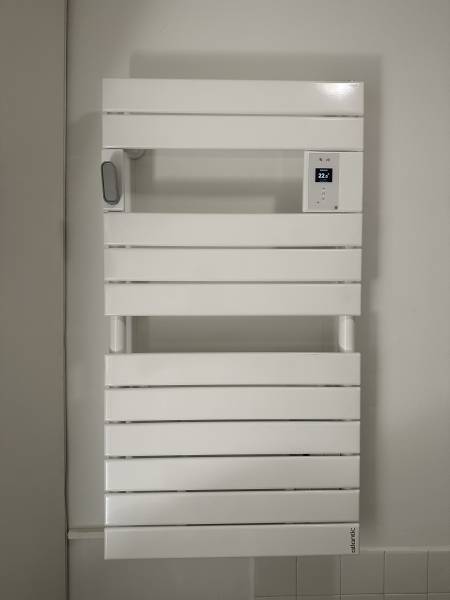 Installation experte du sèche-serviette Atlantic Adelis 1750W à Salon-de-Provence pour un confort optimal dans la salle de bain