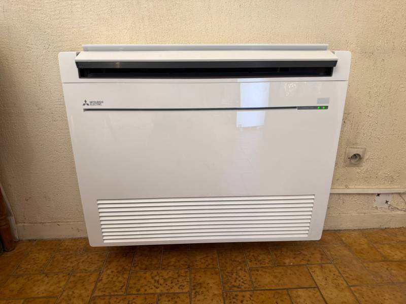 Installation d'une pompe à chaleur Air/Air Mitsubishi Electric Hyper Heating (3,5 kW) par nos experts RGE à Mouriès, garantissant un confort A+++ et silencieux