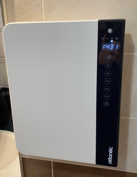 Installation par COMATHEC du sèche-serviettes soufflant Atlantic Kéa 900W dans une salle de bain à Mouriès (13890), garantissant chaleur immédiate et design compact