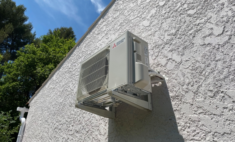 Mise en place des supports muraux antivibratiles pour un silence total de votre climatisation à Rognac