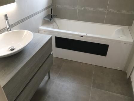 Création d'une Salle de Bain avec baignoire Balnéo à Vernègues