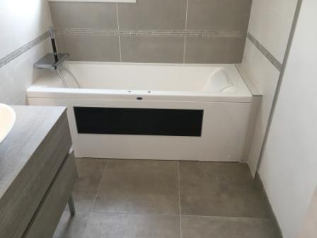 Création d'une Salle de Bain avec baignoire Balnéo à Vernègues