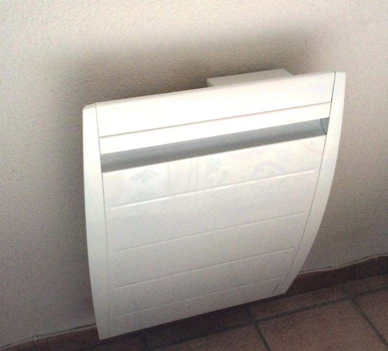 Installation propre et conforme d'un radiateur à inertie Atlantic Agilia 750W dans une villa à Martigues, garantissant chaleur douce et économies d'énergie